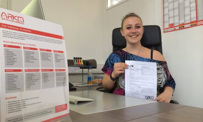 Die Abiturientin Despina Tagkalidou startet ab diesen Sommer ihre Karriere beim ARKM Online Verlag in Gummersbach.