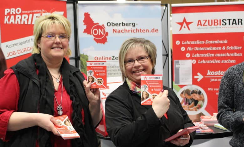 Andrea Kotis (ARKM Kundenberaterin) und Alexandra Rüsche (Agenturchefin) auf der Ausbildungsbörse Bergneustadt 2015.