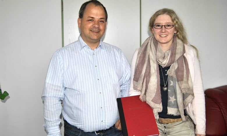 Foto: Elisabeth Walter und Sven Oliver Rüsche freuten sich über den erfolgreichen Verlauf des Studiums und über die sehr praxisnahe Bachelorarbeit zum Thema "Mobile Advertising".